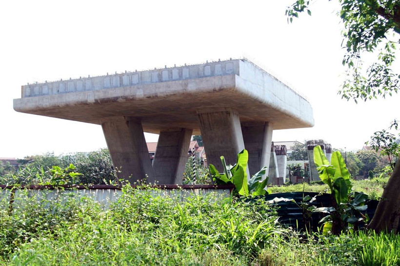 Dự án đường và cầu vượt đường sắt trung tâm thành phố Đồng Hới (Quảng Bình) phải tạm dừng thi công do gặp khó khăn trong công tác giải phóng mặt bằng. (Ảnh: Tá Chuyên/TTXVN)