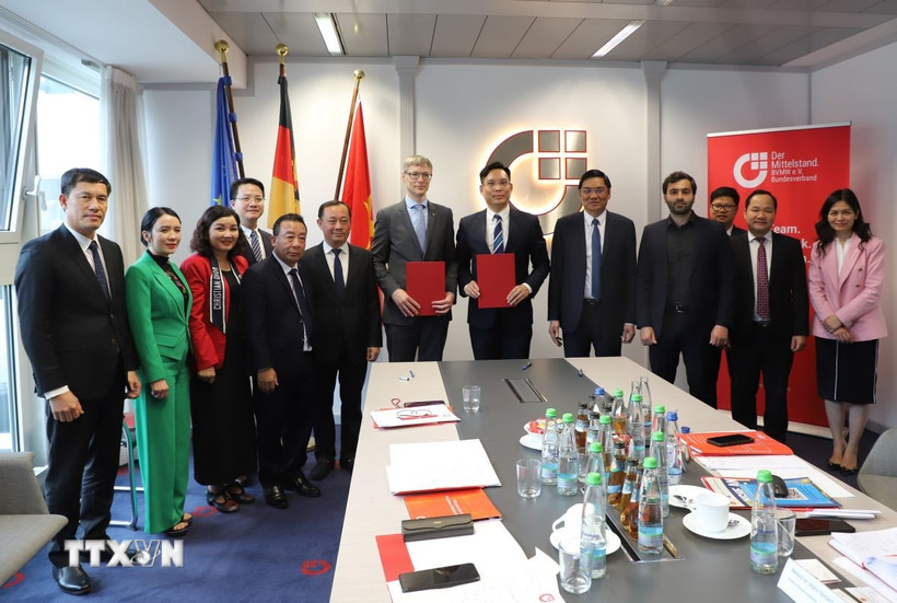 Lễ ký Biên bản ghi nhớ về tăng cường hợp tác trong thúc đẩy đầu tư vào tỉnh Nghệ An giữa Sở Ngoại vụ Nghệ An và Hiệp hội Doanh nghiệp vừa và nhỏ của Đức (BVMW). (Ảnh: Phương Hoa/TTXVN)
