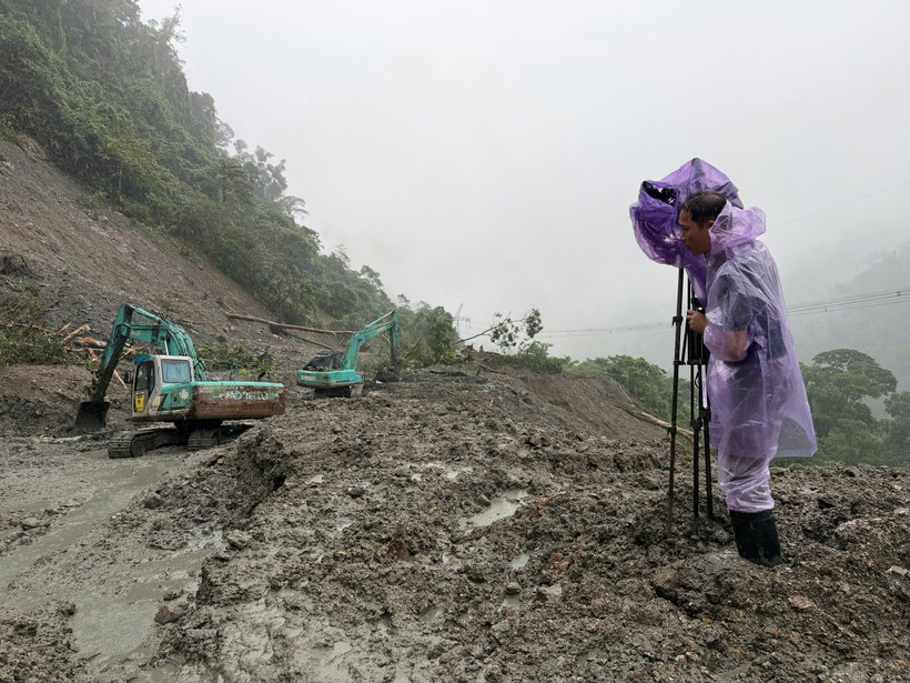 Sạt lở tại Đèo Lò Xo. (Ảnh: TTXVN)