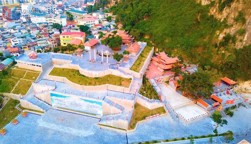 “Hồng Gai - Hành trình trải nghiệm văn hóa” là hành trình hấp dẫn với việc khám phá không gian Quần thể di tích núi Bài Thơ và đền thờ Đức Ông Trần Quốc Nghiễn bên bờ vịnh Hạ Long. (Nguồn: Cổng TTĐT Quảng Ninh)