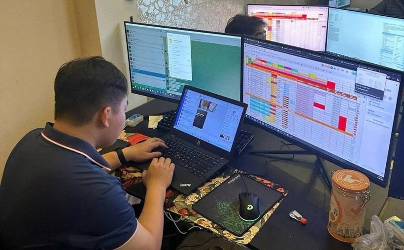 Các đối tượng sử dụng các thiết bị điện tử, để hoạt động vi phạm pháp luật trên không gian mạng. (Ảnh: TTXVN)