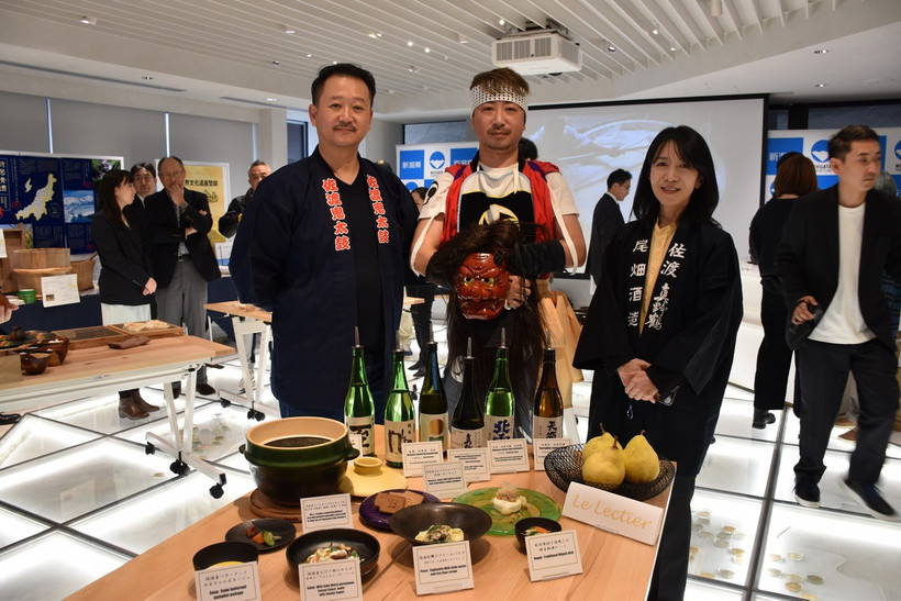 Ông Aida Tadaaki (trái, phía trước) và bà Obata Rumiko (phải, phía trước), những người đang nỗ lực để quảng bá những nét đặc sắc của đảo Sado. (Ảnh: Nguyễn Tuyến/Vietnam+)