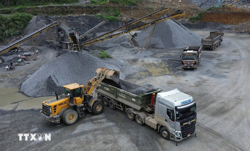 Các đơn vị mua đá xây dựng tại mỏ đá của Công ty Trách nhiệm Hữu hạn Khoáng sản Bản Cầm. (Ảnh: Quốc Khánh/TTXVN)