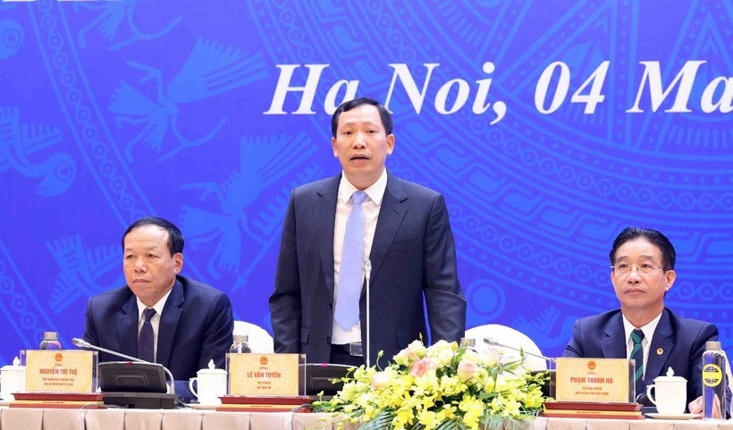 Trung tướng Lê Văn Tuyến, Thứ trưởng Bộ Công an trả lời câu hỏi của phóng viên tại buổi họp báo công bố Quyết định về đặc xá năm 2025 của Chủ tịch nước, ngày 4/3 vừa qua. (Ảnh: Phạm Kiên/TTXVN)