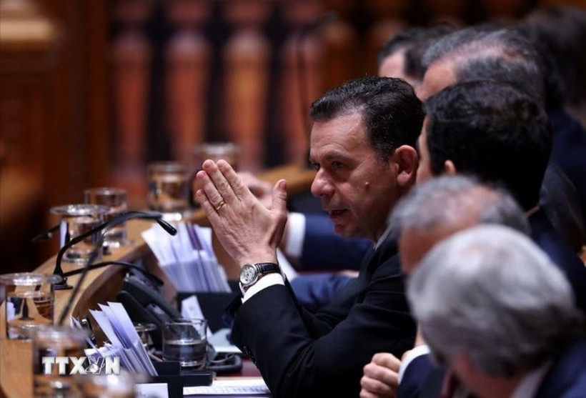 Thủ tướng Bồ Đào Nha Luis Montenegro phát biểu tại phiên họp Quốc hội ở Lisbon, ngày 11/3/2025. (Ảnh: Reuters/TTXVN)