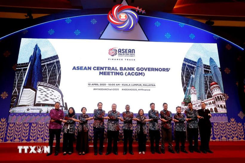 Thống đốc Ngân hàng Trung ương Malaysia Abdul Rashid Abdul Ghaffour (thứ sáu, trái), Phó Thống đốc Ngân hàng Trung ương Việt Nam Nguyễn Đức Cảnh (thứ hai, phải) và các đại biểu dự Hội nghị Thống đốc Ngân hàng Trung ương ASEAN. (Ảnh: TTXVN phát)