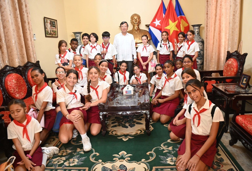 Học sinh Trường Tiểu học Võ Thị Thắng thăm phòng Khánh tiết, nơi Đại sứ Việt Nam tiếp các đoàn khách quốc tế và bạn bè Cuba. (Ảnh: Việt Hùng/TTXVN)