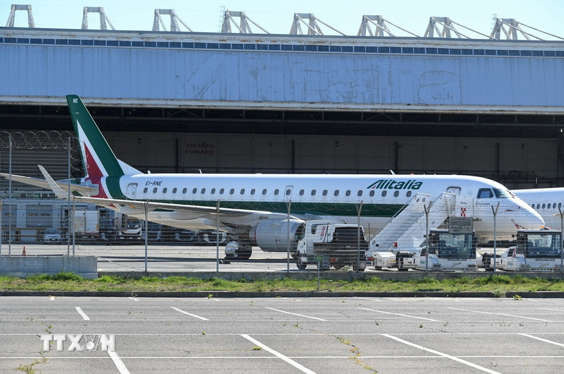 Máy bay của Hãng hàng không quốc gia Italy Alitalia tại sân bay Fiumicimo, Rome. (Ảnh: THX/TTXVN)