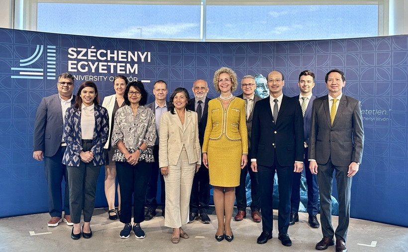 Đại sứ Việt Nam tại Hungary Bùi Lê Thái (thứ ba, trái) cùng Đại sứ các nước ASEAN tại Hungary chụp ảnh lưu niệm cùng với lãnh đạo Đại học Győr. (Ảnh: TTXVN phát)