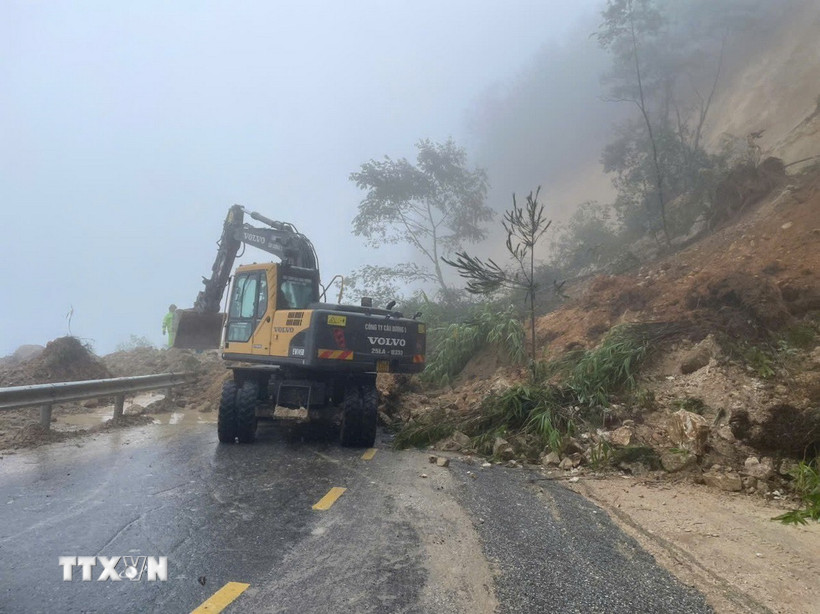 Công ty cổ phần quản lý và xây dựng cầu đường 3 Lai Châu triển khai máy móc, phương tiện để khắc phục sạt lở. (Ảnh: TTXVN phát)