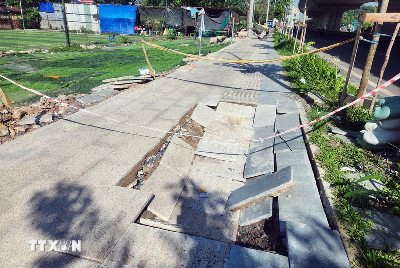 Vỉa hè đường nối đường Trần Quốc Hoàn-đường Cộng Hòa mới thông xe đã bị sụt lún. (Ảnh: Mạnh Linh/TTXVN)