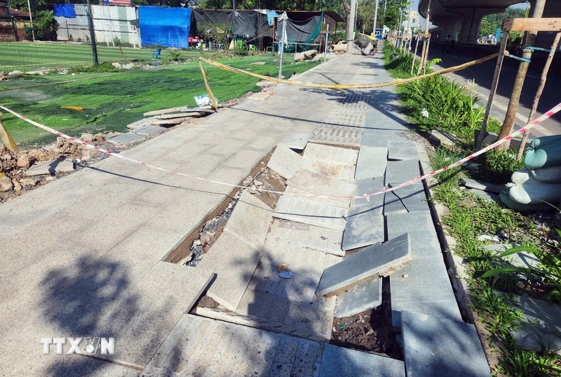 Vỉa hè đường nối đường Trần Quốc Hoàn-đường Cộng Hòa mới thông xe đã bị sụt lún. (Ảnh: Mạnh Linh/TTXVN)
