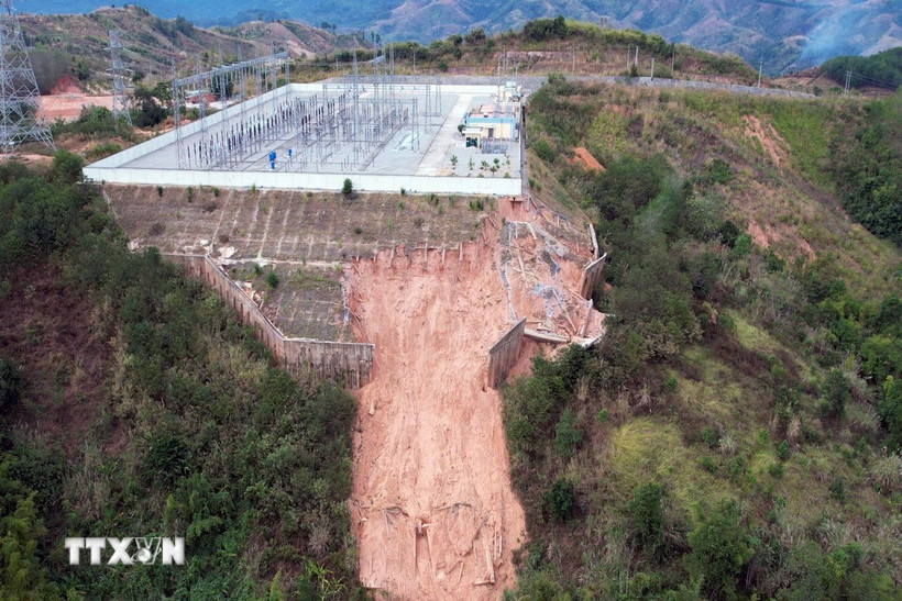 Hiện trường vụ sạt lở tại Trạm cắt 220kV Bờ Y thuộc thôn Kol Joi, xã Đăk Xú, huyện Ngọc Hồi (tỉnh Kon Tum). (Ảnh: Cao Nguyên/TTXVN)