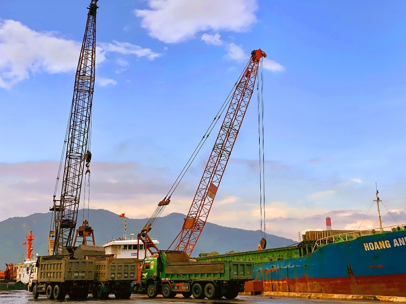 Các phương tiện bốc dỡ hàng hóa tại cảng Vũng Áng (Hà Tĩnh). (Ảnh: Hữu Quyết/TTXVN)