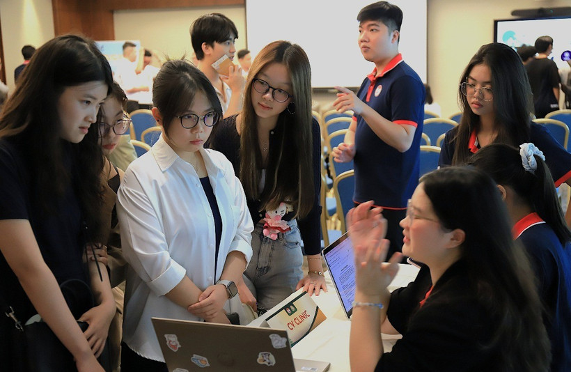 Các bạn trẻ hào hứng với các thông tin tư vấn nghề nghiệp trực tiếp tại sự kiện. (Ảnh: Tất Đạt/TTXVN)