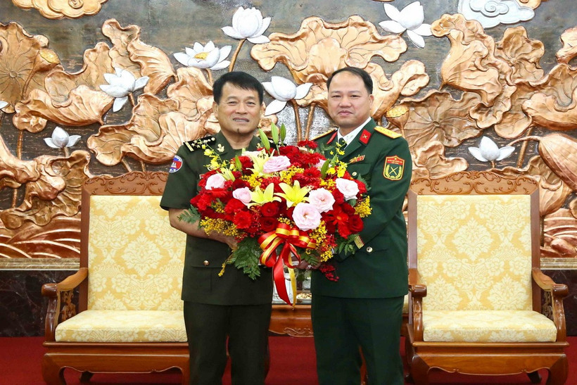 Đại tướng Vong Pisen (trái) - Tổng Tư lệnh RCAF tặng hoa chúc mừng Năm Mới Cơ quan Tùy viên Quốc phòng Việt Nam tại Campuchia. (Ảnh: Huỳnh Thảo/TTXVN)