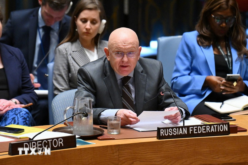 Đại sứ Nga tại Liên hợp quốc Vassily Nebenzia (giữa) phát biểu tại một phiên làm việc của Liên hợp quốc ở New York (Mỹ) hồi năm ngoái. (Ảnh: AFP/TTXVN)