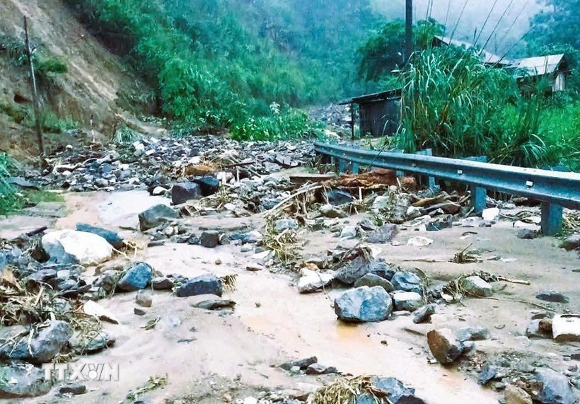 Công tác khắc phục các điểm sạt lở, chia cắt trên tuyến Quốc lộ 16 gặp rất nhiều khó khăn. (Ảnh: TTXVN phát)