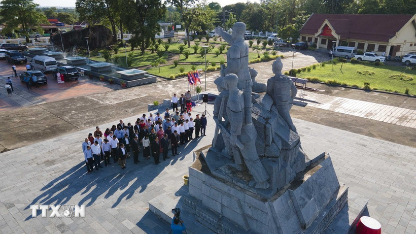 Các đại biểu Việt Nam-Lào tại tượng đài Liên minh chiến đấu Lào-Việt Nam, tỉnh Khammouane (Lào). (Ảnh: Đỗ Bá Thành/TTXVN)