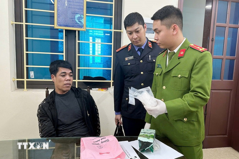 Đối tượng Trần Văn Dương cùng tang vật bị thu giữ. (Ảnh: TTXVN phát)