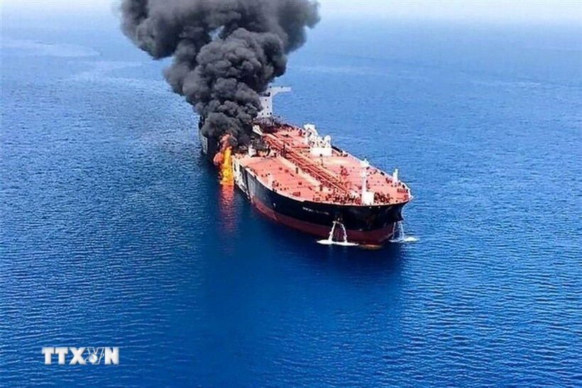 Tàu thương mại bị tấn công ở ngoài khơi bờ biển tỉnh Hodeida của Yemen hồi năm ngoái. (Ảnh: IRNA/TTXVN)