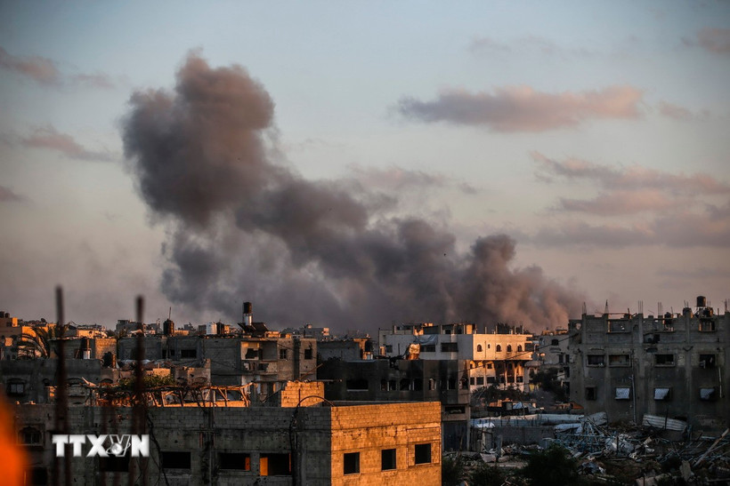 Khói bốc lên sau cuộc không kích của Israel tại trại tị nạn Jabalia, Dải Gaza. (Ảnh: THX/TTXVN)