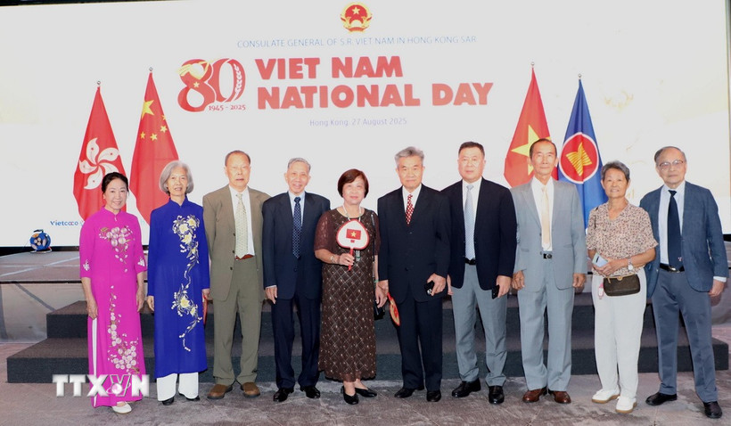 Ông Lý Minh Hán (thứ ba, phải), ông Liêu Hoa Khánh (thứ bảy, phải) và ông Trần Phục Hưng (trái) cùng bạn bè tham dự Lễ kỷ niệm 80 năm Quốc khánh Việt Nam tại Hong Kong. (Ảnh: Xuân Vịnh/TTXVN)