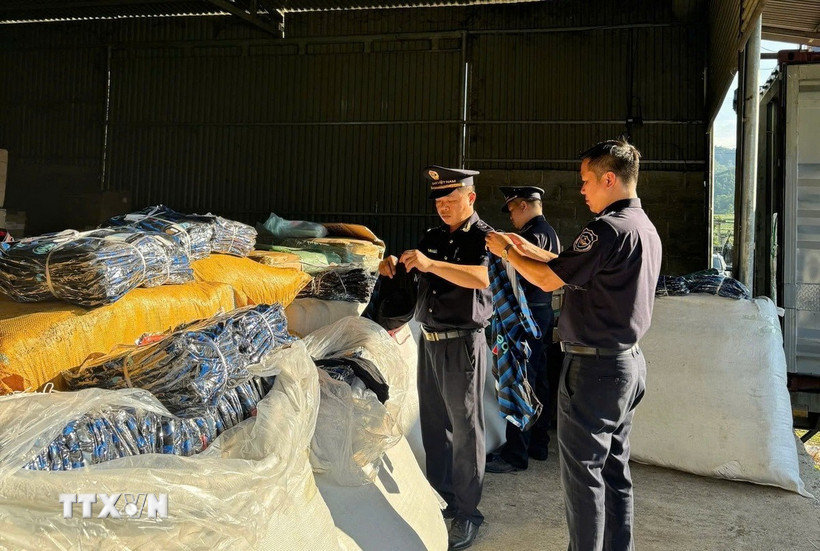 “Tuyên chiến” không khoan nhượng với thuốc giả, thực phẩm giả dịp Tết Lực lượng Hải quan kiểm tra lô hàng nhái bị thu giữ. (Ảnh TTXVN phát)