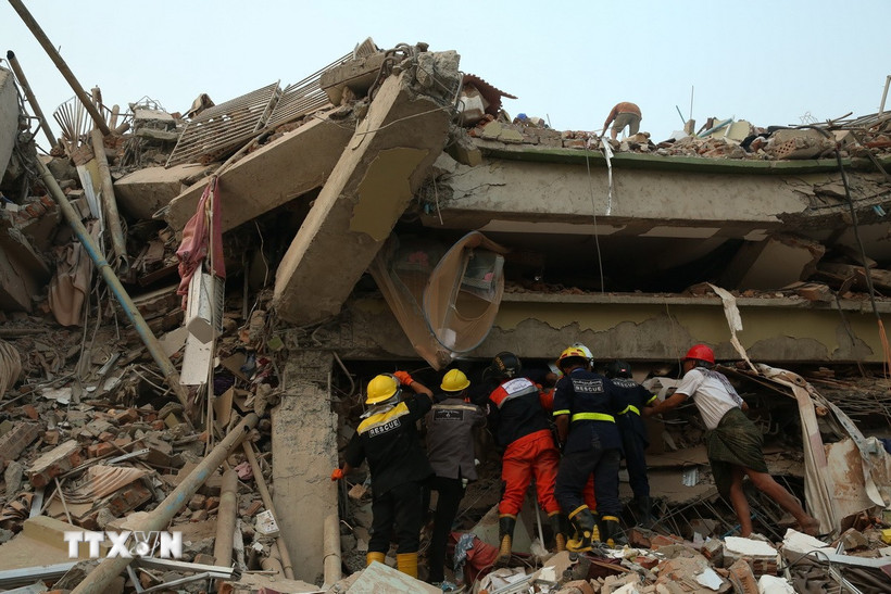 Lực lượng cứu hộ tìm kiếm nạn nhân sau động đất tại Mandalay (Myanmar) ngày 30/3/2025. (Ảnh: THX/TTXVN)