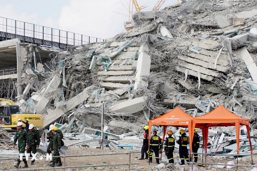 Lực lượng cứu hộ tại hiện trường tòa nhà ở Bangkok (Thái Lan) đổ sập do ảnh hưởng của động đất tại Myanmar ngày 29/3/2025. (Ảnh: Kyodo/TTXVN)