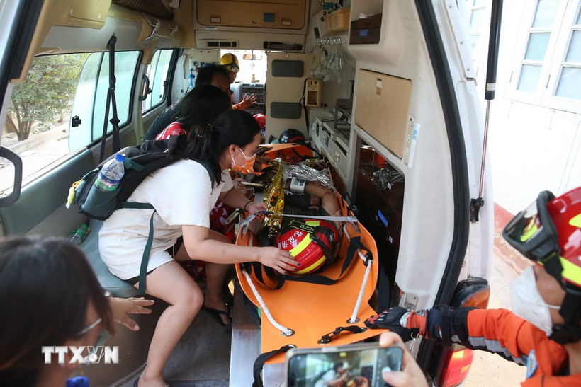 Lực lượng cứu hộ chuyển người sống sót sau động đất tại Mandalay (Myanmar) ngày 31/3/2025. (Ảnh: THX/TTXVN)