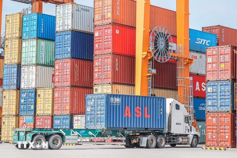 Việt Nam đã vươn lên vị trí là đối tác thương mại lớn thứ chín của Singapore. (Ảnh: Quốc Khánh/TTXVN)