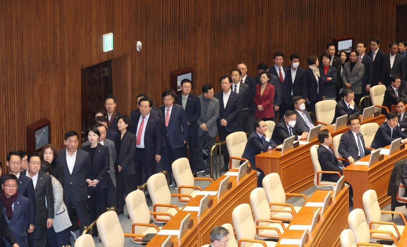 Các nghị sỹ Hàn Quốc bỏ phiếu tại phiên họp Quốc hội ở Seoul ngày 14/12/2024 nhằm phê chuẩn dự luật luận tội Tổng thống Yoon Suk-yeol liên quan đến quyết định ban bố thiết quân luật. (Ảnh: Yonhap/TTXVN)