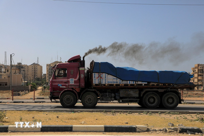 Xe tải chở hàng viện trợ nhân đạo tại Dải Gaza hồi năm ngoái. (Ảnh: THX/TTXVN)