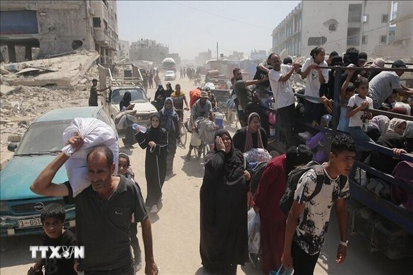 Người dân Palestine nhận hàng viện trợ từ UNRWA tại Dải Gaza. (Ảnh: IRNA/TTXVN)