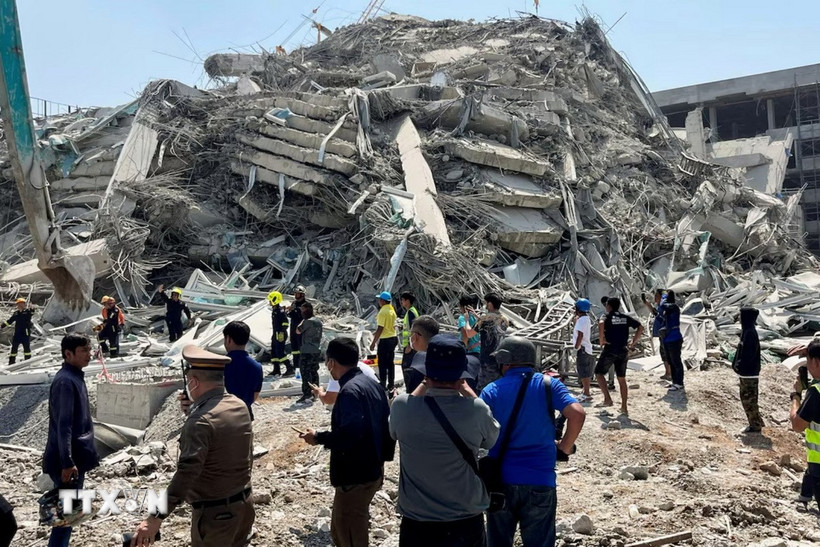 Tòa nhà ở Bangkok (Thái Lan) bị sập do ảnh hưởng của trận động đất tại Myanmar ngày 28/3/2025. (Ảnh: Reuters/TTXVN)