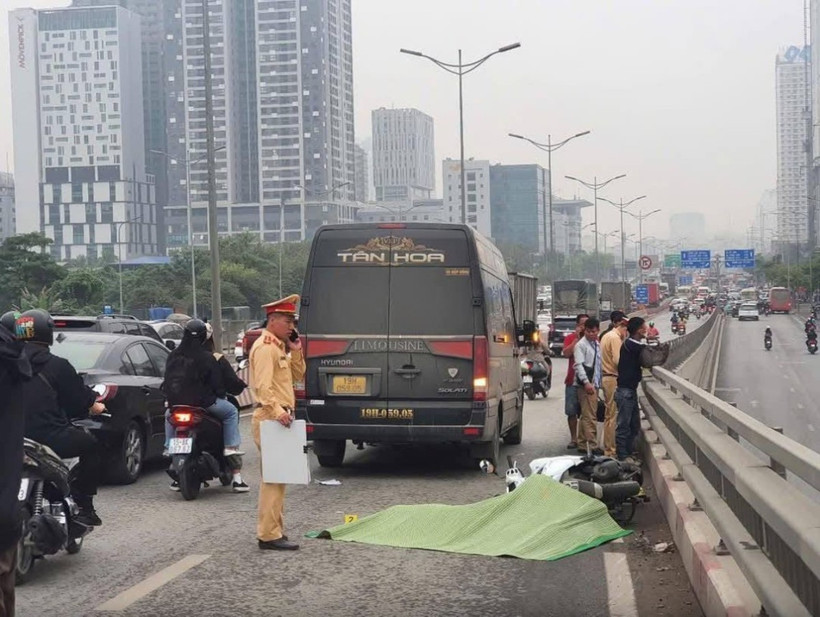 Hiện trường vụ tai nạn xảy ra trên cầu vượt Mai Dịch, quận Cầu Giấy (Hà Nội) vào sáng 28/3. (Nguồn: Báo Người Lao Động)