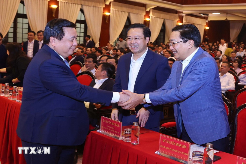 Giáo sư-Tiến sỹ Nguyễn Xuân Thắng với các đại biểu. (Ảnh: Văn Điệp/TTXVN)