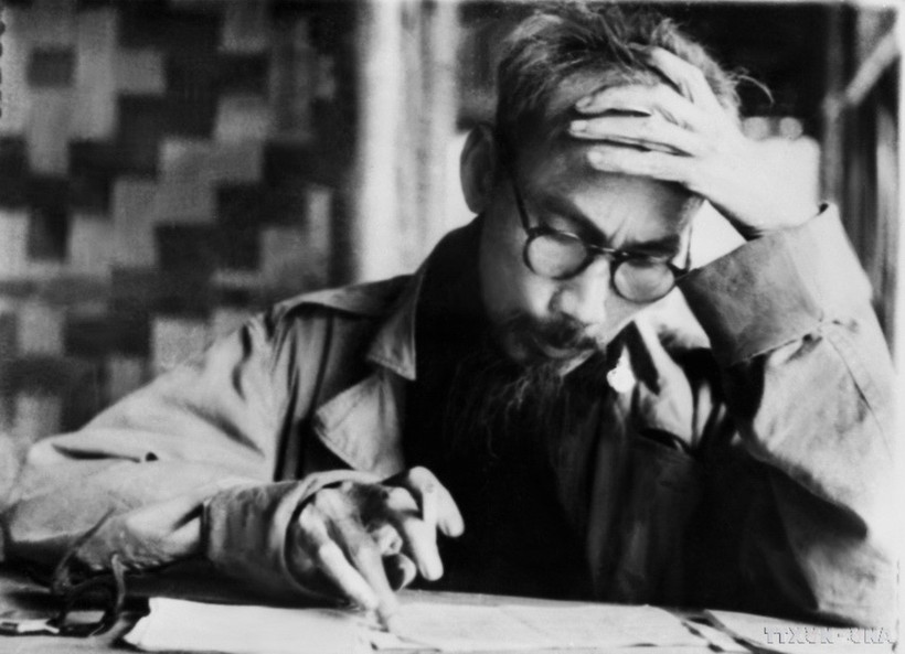 Chủ tịch Hồ Chí Minh làm việc tại Việt Bắc trong thời kỳ kháng chiến chống thực dân Pháp. (Ảnh: TTXVN)