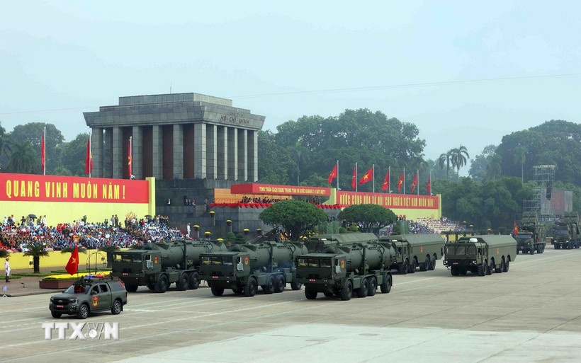 Khối tổ hợp tên lửa bờ Redut-M của Quân chủng Hải quân có nhiệm vụ tiêu diệt các tàu mặt nước, các phương tiện vận tải trên biển và các công trình trên đảo, ven bờ biển diễu qua Lễ đài tại Quảng trường Ba Đình (Hà Nội), sáng 2/9/2025. (Ảnh: Phạm Kiên/TTXVN)