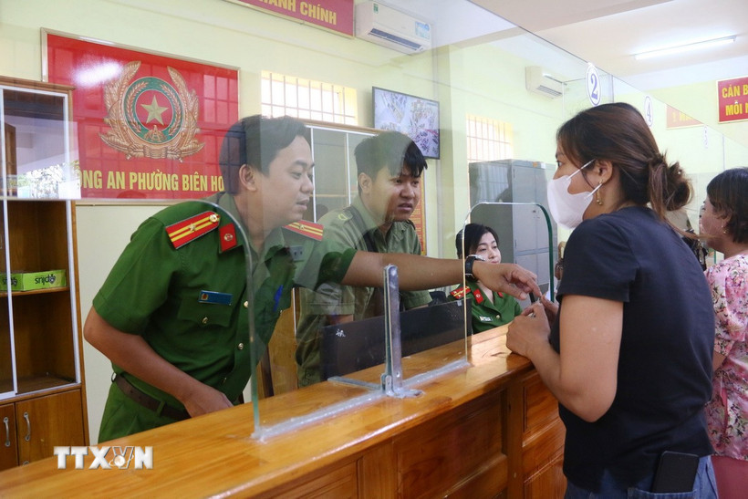 Lực lượng Công an phường Biên Hòa (tỉnh Đồng Nai) hướng dẫn người dân khai thông tin để thực hiện quản lý cư trú. (Ảnh: Lê Xuân/TTXVN)