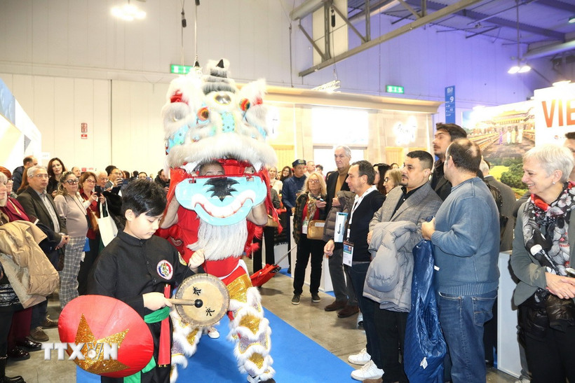 Các tiết mục văn nghệ truyền thống của Việt Nam thu hút du khách tham gia Hội chợ du lịch quốc tế BIT Milan 2025. (Ảnh: Thanh Hải/TTXVN)