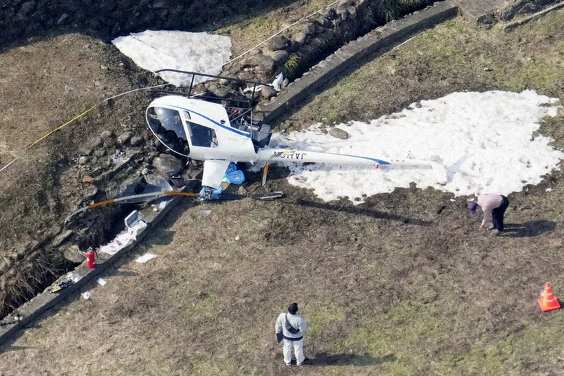 Bức ảnh chụp từ trực thăng của hãng Kyodo News vào ngày 23/3/2025 cho thấy một chiếc trực thăng cỡ nhỏ rơi xuống một cánh đồng lúa ở tỉnh Gifu, miền Trung Nhật Bản. (Nguồn: The Mainichi)