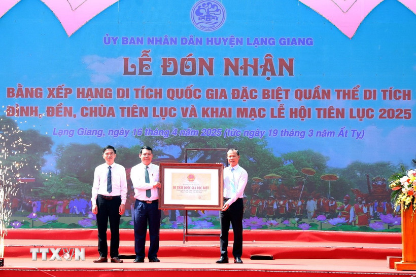 Thừa ủy quyền của Thủ tướng Chính phủ, Phó Chủ tịch Thường trực Ủy ban Nhân dân tỉnh Bắc Giang Mai Sơn trao Bằng xếp hạng Di tích Quốc gia đặc biệt Quần thể di tích đình, đền, chùa Tiên Lục cho lãnh đạo huyện Lạng Giang. (Ảnh: Đồng Thúy/TTXVN)