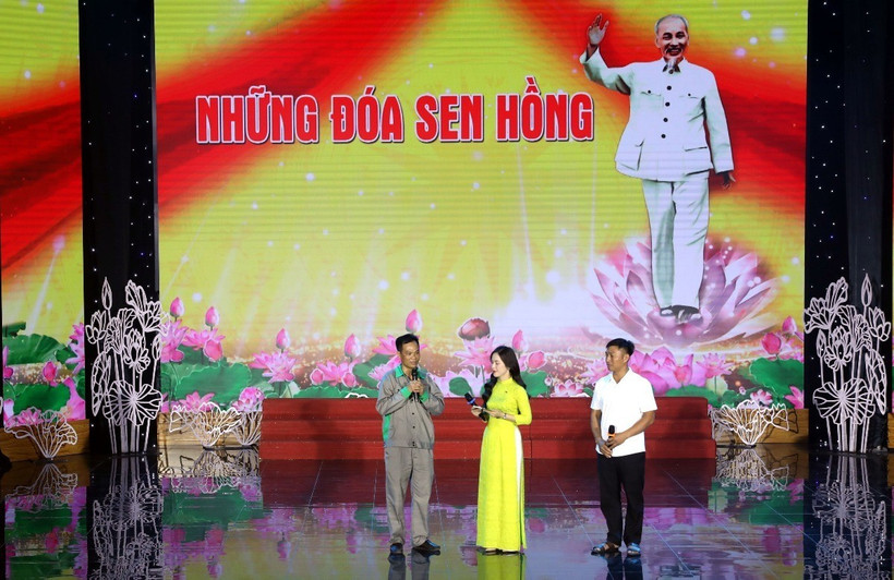 Chương trình giao lưu “Những đóa sen hồng”. (Ảnh: Quang Cường/TTXVN)