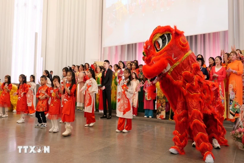 Tiết mục văn nghệ chào đón Tết cổ truyền của các cháu thế hệ thứ ba tại thành phố Leipzig. (Ảnh: Thu Hằng/TTXVN)