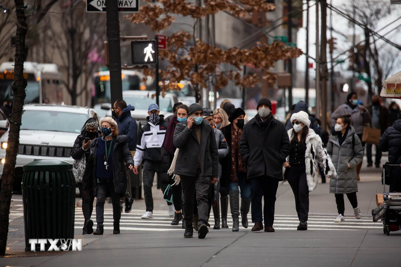 Người dân trên đường phố New York (Mỹ). (Ảnh: THX/TTXVN)