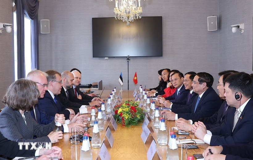 Thủ tướng Phạm Minh Chính hội kiến Chủ tịch Quốc hội Estonia Lauri Hussar. (Ảnh: Dương Giang/TTXVN)