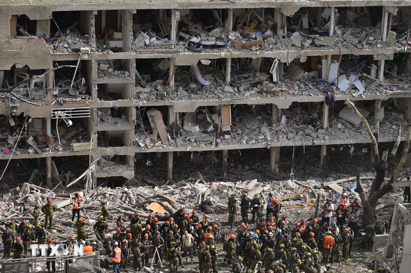 Tòa nhà tại Tel Aviv, miền Trung Israel bị phá hủy sau cuộc tấn công tên lửa của Iran. (Ảnh: THX/TTXVN)