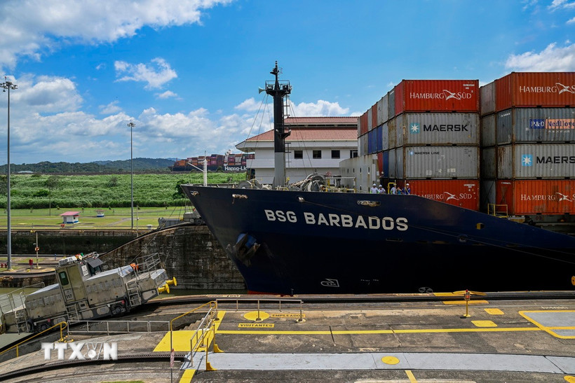 Một con tàu di chuyển qua Kênh đào Panama ở Panama City (Panama). (Ảnh: THX/TTXVN)